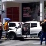 Motorista avança sinal e causa acidente na Avenida Fernando Góes