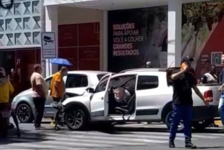 Motorista avança sinal e causa acidente na Avenida Fernando Góes
