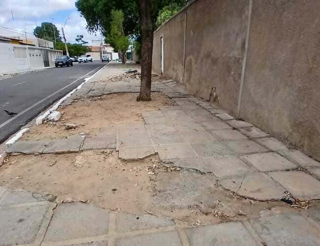 Danos em calçada geram preocupação na Areia Branca; prefeitura responde
