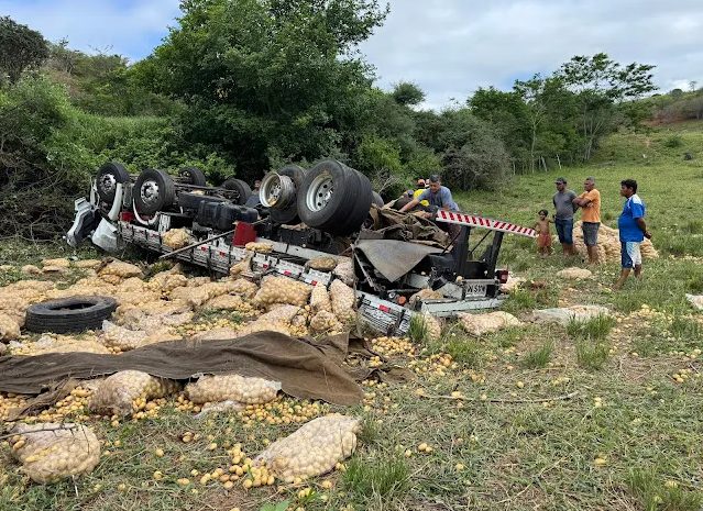 Naturais de Juazeiro (BA), Pai e filho morrem em capotamento de caminhão na BA-130