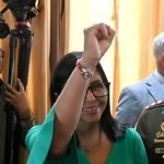 Presidente interina da Venezuela presta juramento entre promessas de resgate de Maduro